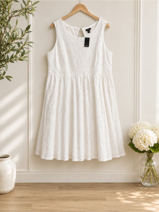 torrid Dresses & Skirts - NWT Torrid White Textured Floral Skater Dress Size 20
